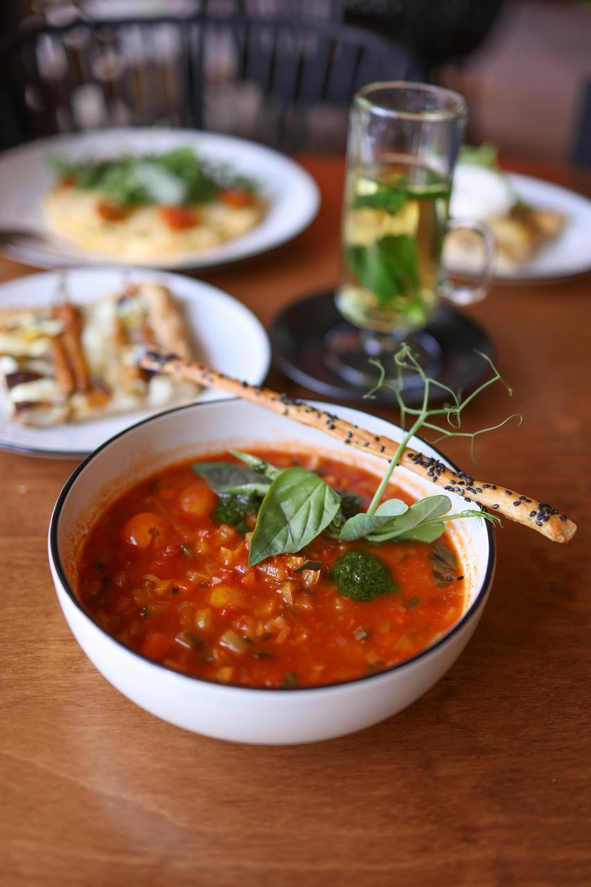 شوربة الطماطم المحمصة 🍅🔥: دفء الشتاء في طبق! ❄️🍲