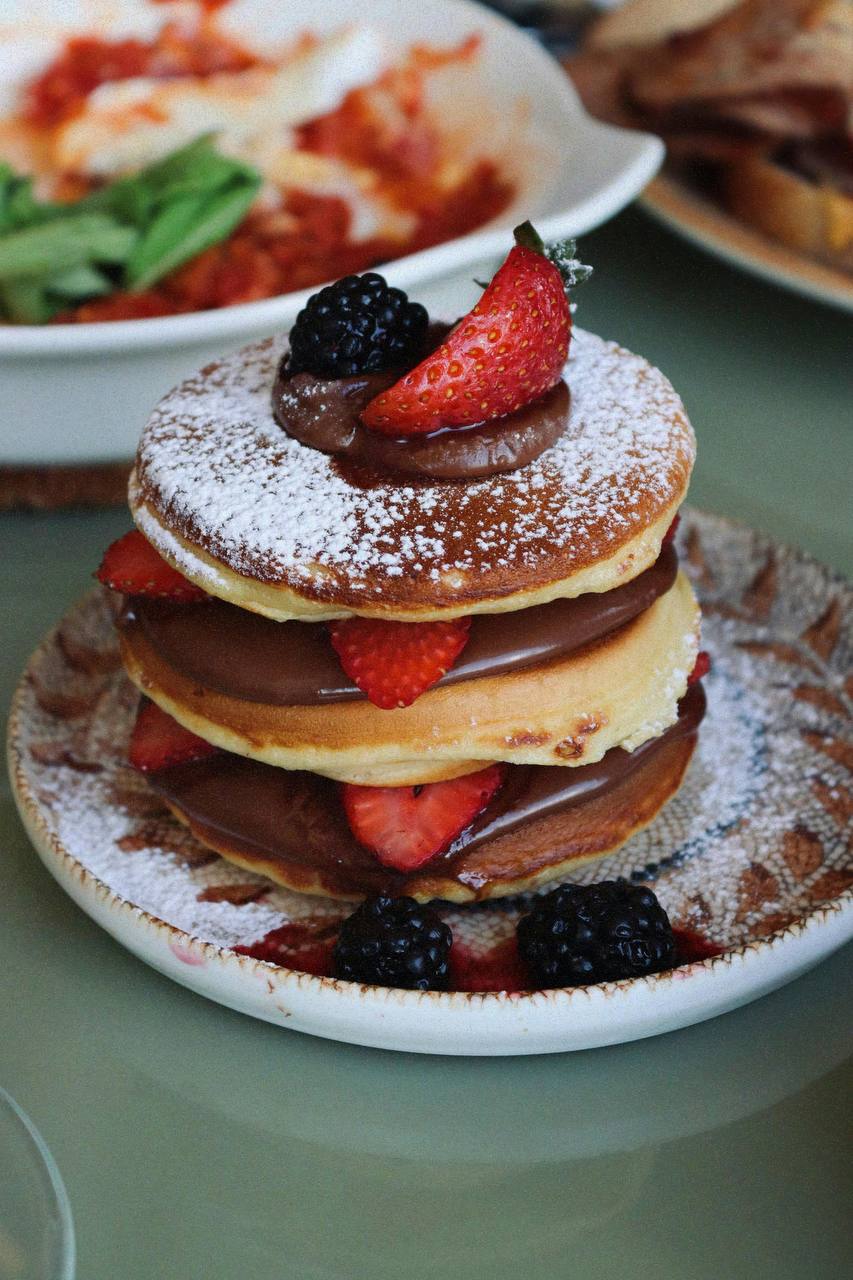 بان كيك بالشوكولاتة والفراولة: إفطار يفيض بالحب والحلاوة 🥞🍓🍫